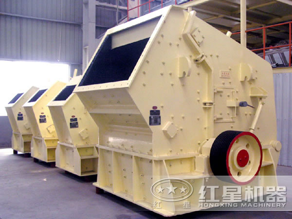 滑石反擊式破碎機側(cè)面展示