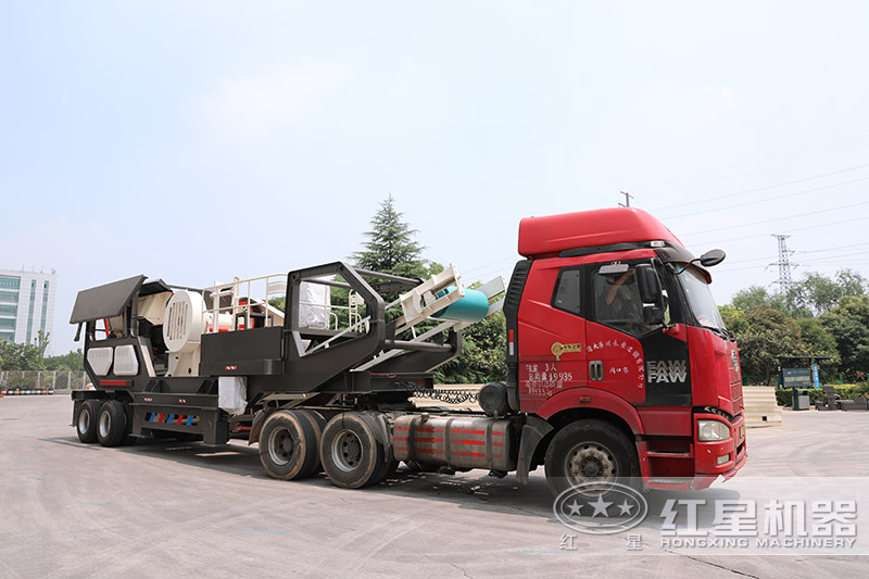車載流動石料破碎機搭載車頭任意轉(zhuǎn)場