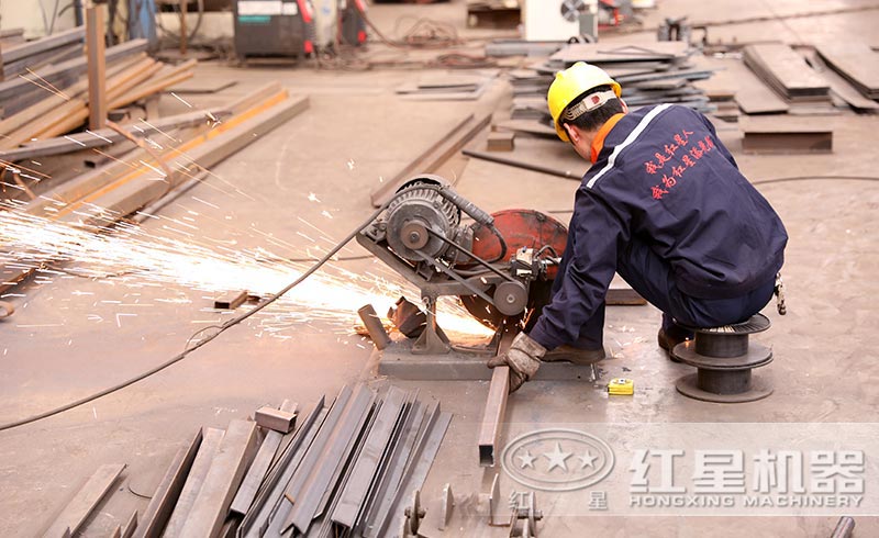 車間師傅意氣風(fēng)發(fā)