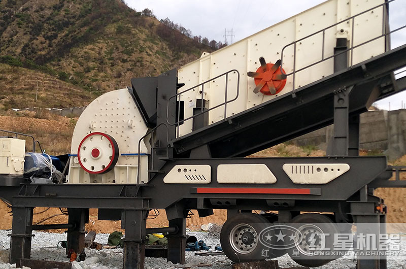 移動破碎機(jī)搭載重錘破