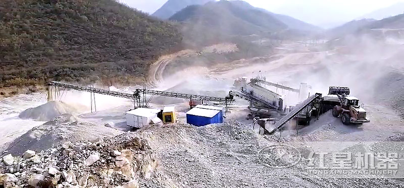 移動式破碎機(jī)破碎玄武巖現(xiàn)場