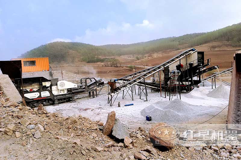 安徽淮南輪胎式移動(dòng)破碎機(jī)破碎制沙作業(yè)現(xiàn)場