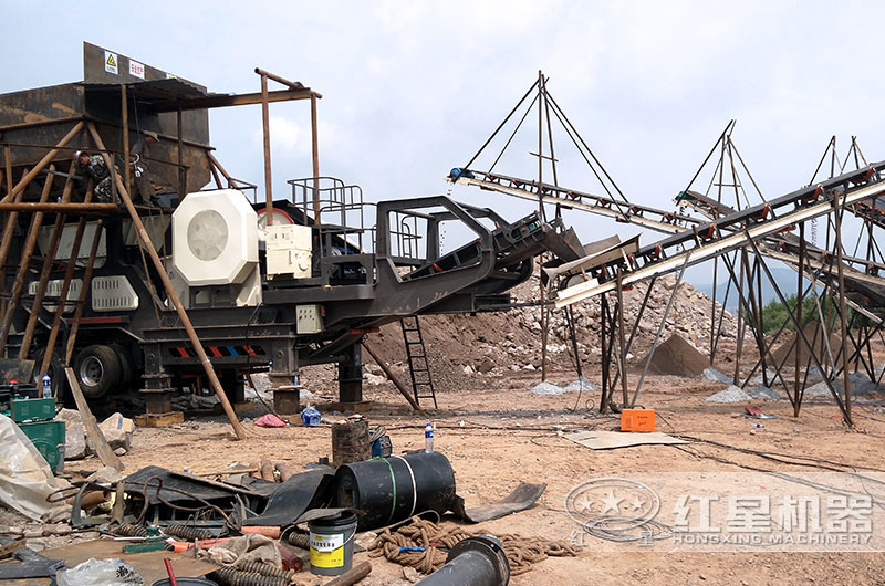 移動式破碎機(jī)就安裝在建筑垃圾堆旁