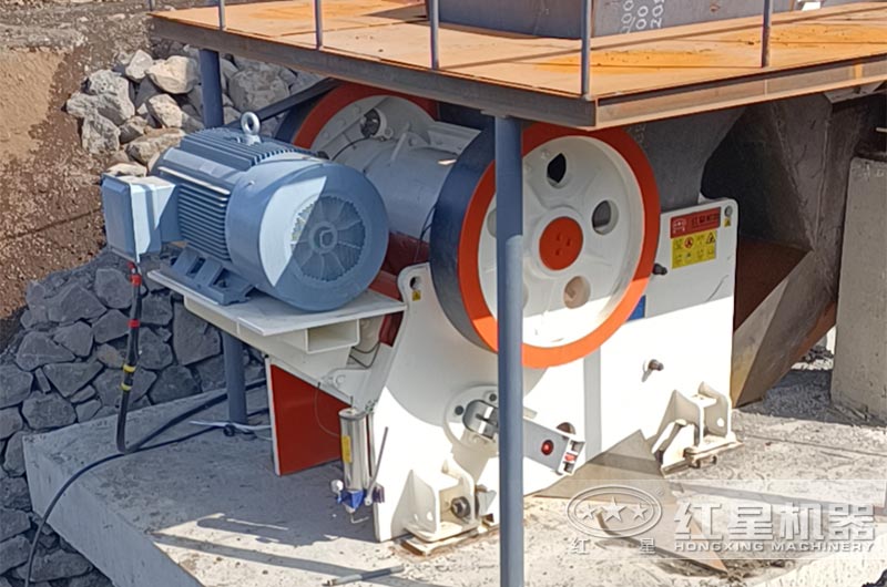新HDX德版顎式破碎機在現(xiàn)場