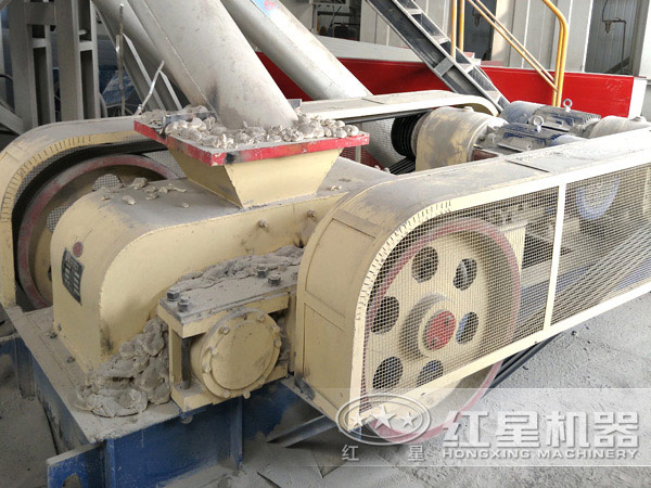 對(duì)輥破碎機(jī)生產(chǎn)現(xiàn)場(chǎng)圖